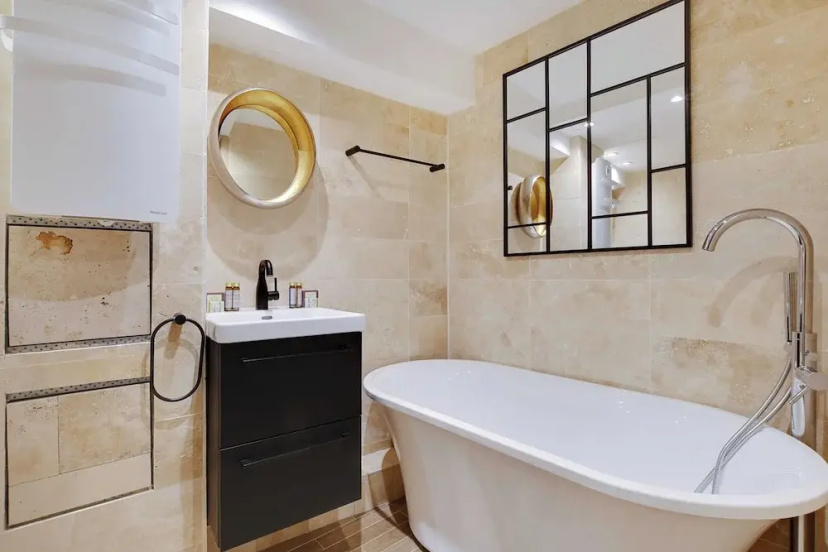 Apartment With 3 Rooms for 10 People — забронировать отель в Париже