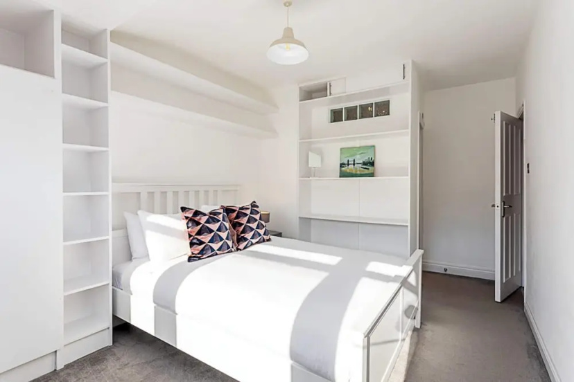Three Bedroom Kensington Flat — забронировать отель в Лондоне