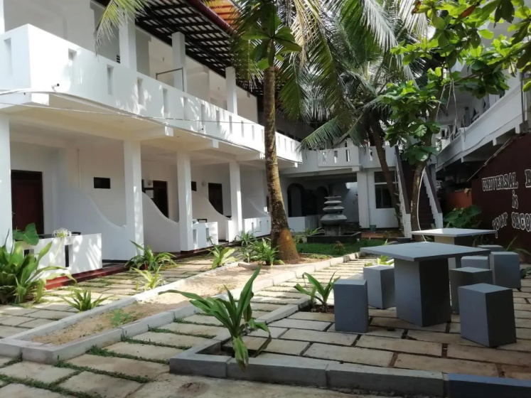 Цены на Universal Beach Guest House  Restaurant в Хиккадува