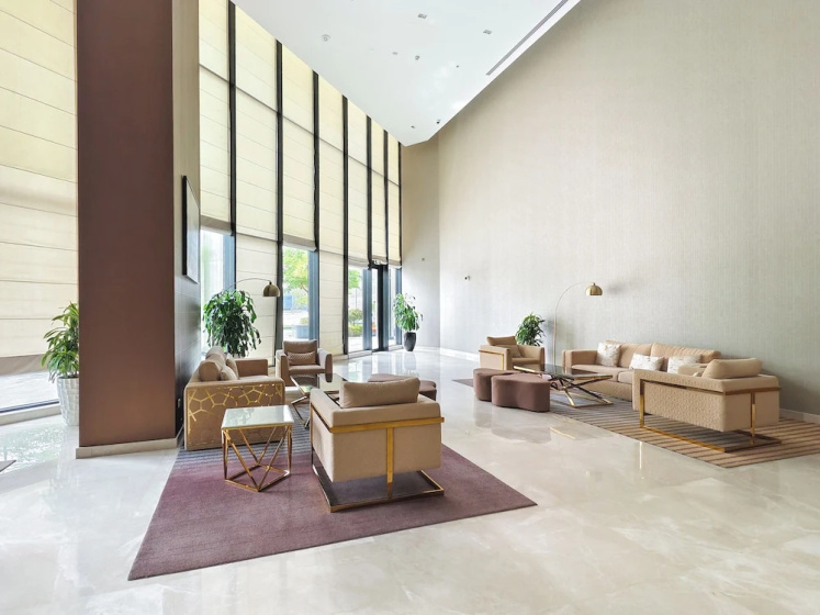 Elegant Apartment Amidst Vibrant Area with Balcony — комфортный отель в Дубае