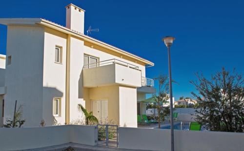 Picture Relaxing Beside Your Private Pool in Protaras Reading Your Favourite Book, Protaras Villa 1260 — отель с удобствами в Протарас
