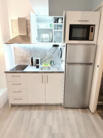 Lux studio 12 with yard in the heart of Athens — отель с удобствами в Афины