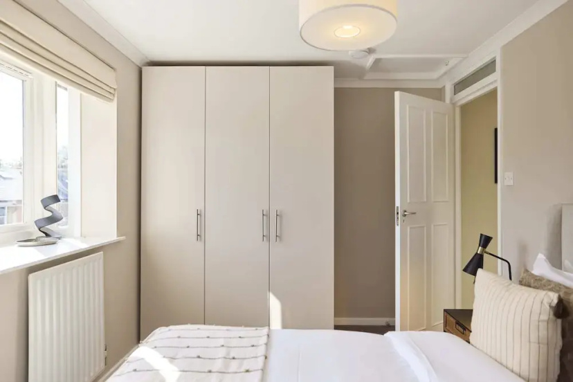 Chiswick Townhouse with Garden & Parking — отель с удобным расположением в Лондоне