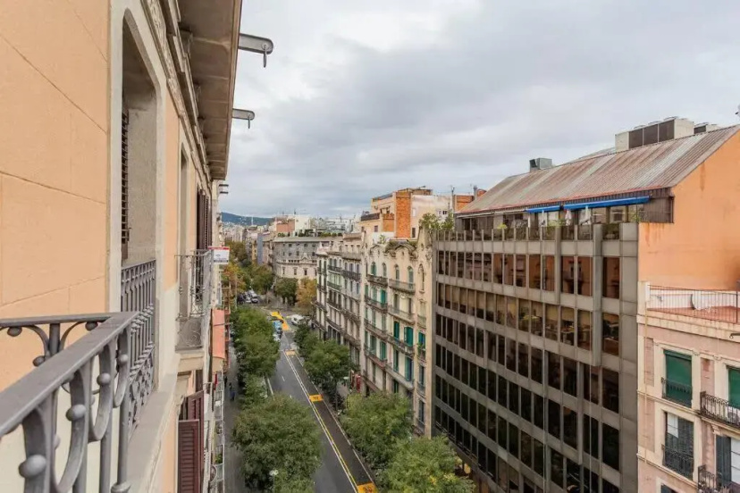 Big apartment for 9 in the heart of Eixample — отель с удобным расположением в Барселоне