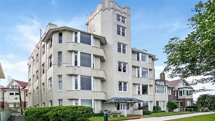 Modern Apartment with Sydney's Finest Views - CP308 — отель с удобным расположением в Сиднее