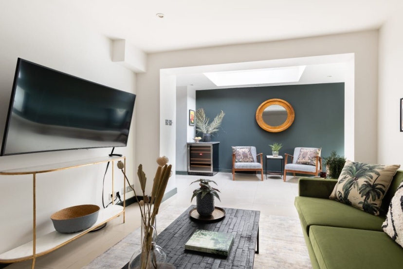 Цены на The Heart of Shepherds Bush - Modern 2BDR Apartment with Garden в Лондоне
