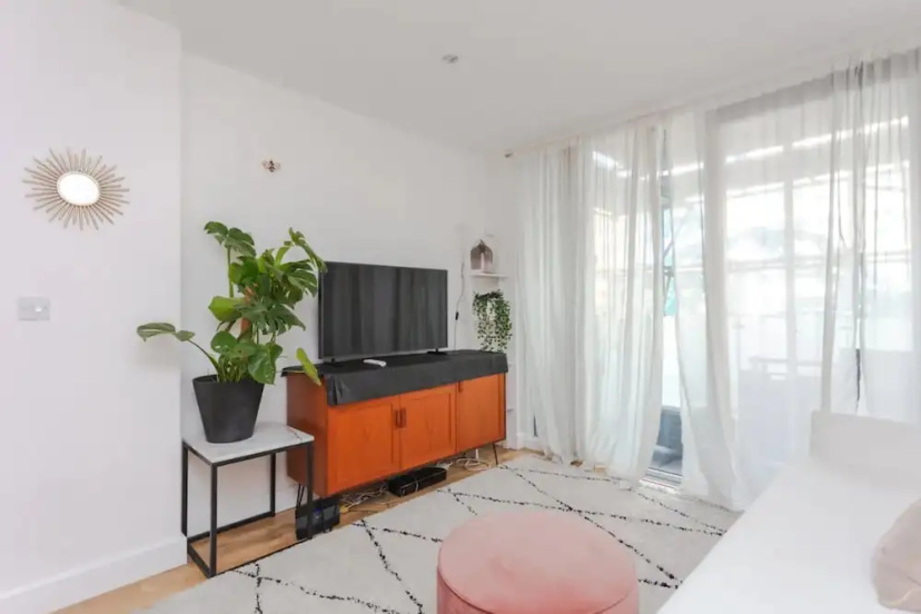 Цены на Fantastic 1 Bedroom Apartment in East London With Balcony в Лондоне