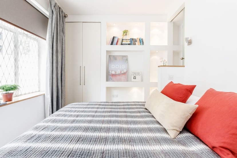 Modern Holland Park apartment — забронировать отель в Лондоне
