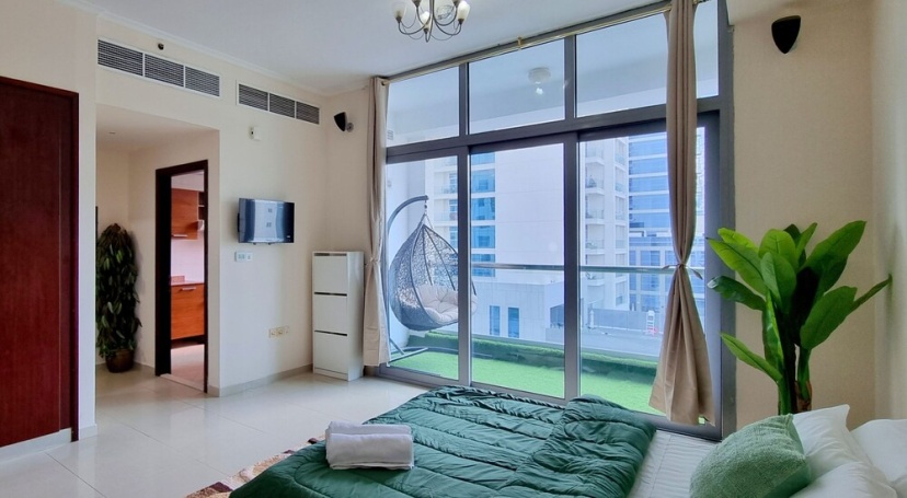 Nice Studio Balcony N Pool View Marina — отель с удобствами в Дубае