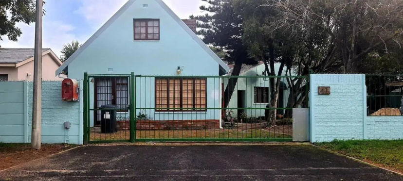 Cozy Cottage +/- 500m from the beach — отель с удобным расположением в Кейптауне