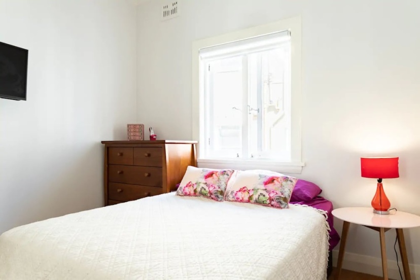 2 Bedroom Garden Apartment by Bondi Beach — отель с удобствами в Сиднее