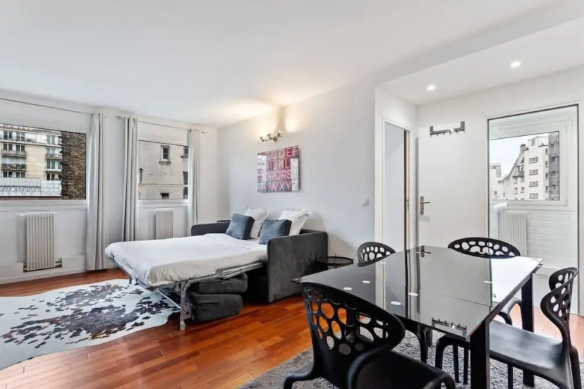 Stunning One Bedroom Apartment Sleeps 5, in Paris — отель с удобствами в Париже