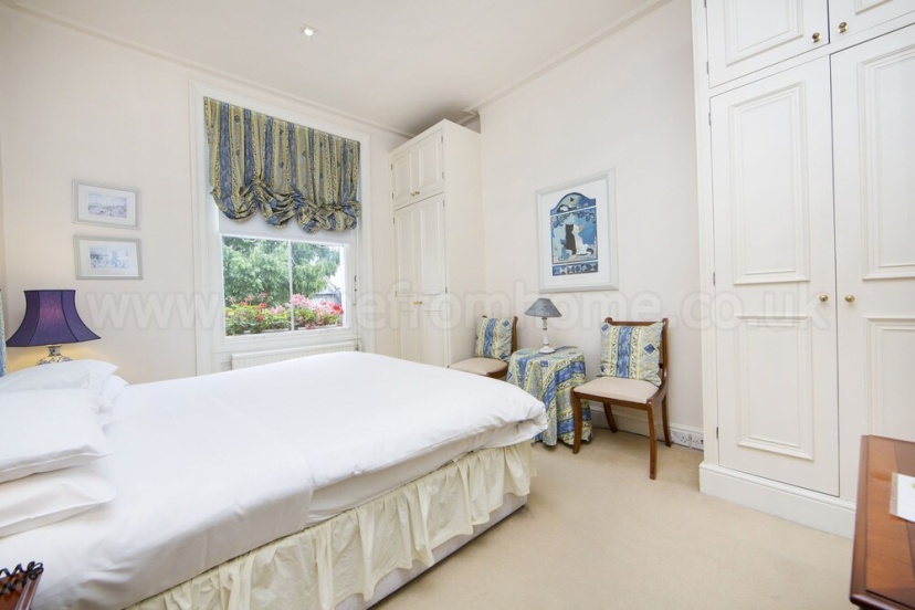 Brunswick Gardens - Cosy Apartment in a Cherry Tree Lined Street- Notting Hill — отель с удобным расположением в Лондоне