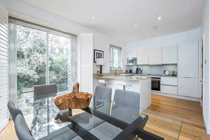 The Porchester Gardens - Modern & Bright 4bdr With Garden and Parking — отель с удобствами в Лондоне