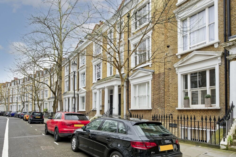 Цены на Flying The Flag For Earl's Court by Underthedoormat в Лондоне