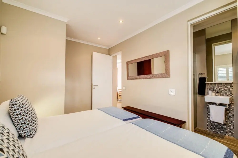Holiday Apartment in Secure Camps Bay Complex With Private Pool Calico — отель с удобствами в Кейптауне