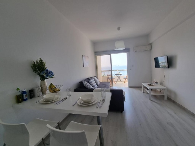 Super Modern Beachfront 1 bedroom - sleeps 4 — отель в Лимассол, Кипр