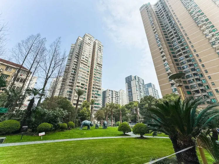 Tyms 2BR 2BA Apt Near MetroCity Line 1 9 4 — отель в Шанхае, Китай