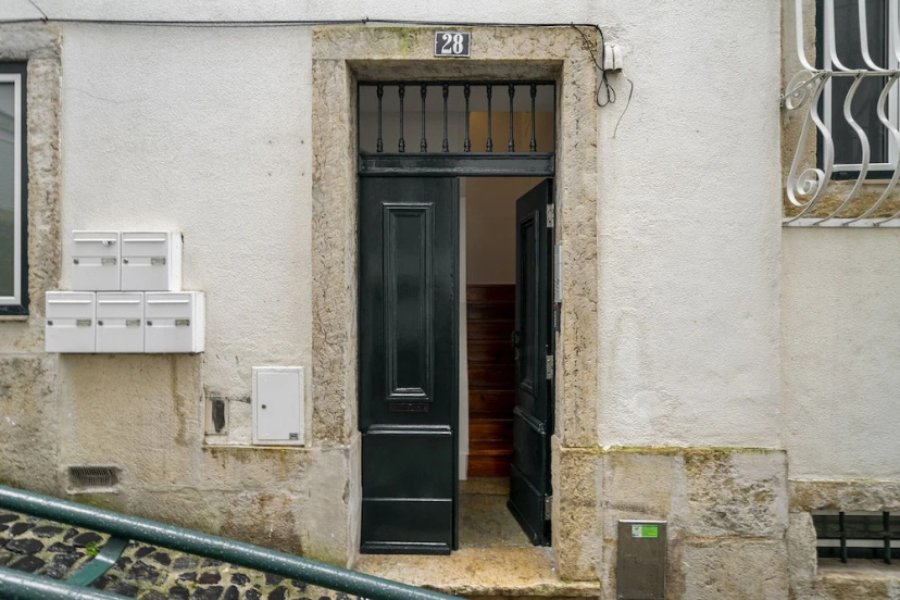 Цены на Hidden Gem In Alfama Perfect To Explore Lisbon в Лиссабоне
