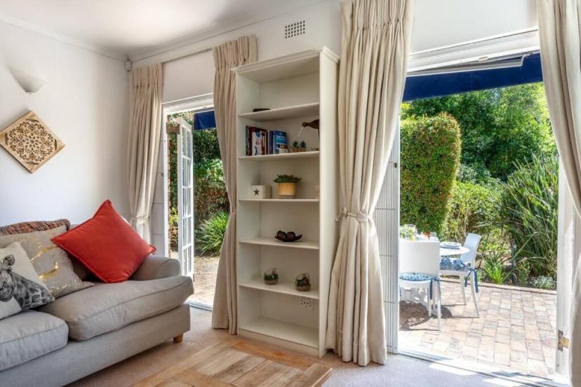 Beautiful 2 bed cottage along Constantia Wine route with pool — забронировать отель в Кейптауне