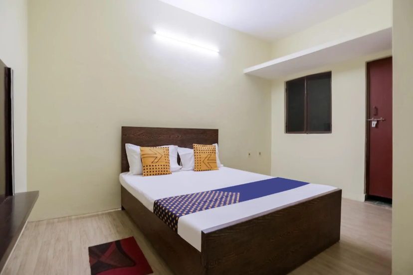 SPOT ON 79383 Mishra Bhawan - Hotel in Λάκναου - Photo 1