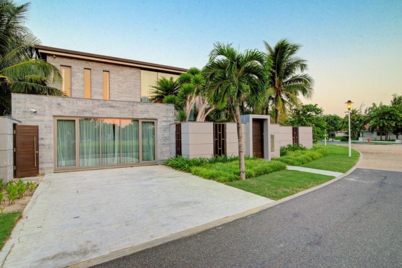 Five Stars 5 Bedrooms And 1 Movie Room Beachfront — отель с удобным расположением в Дананге