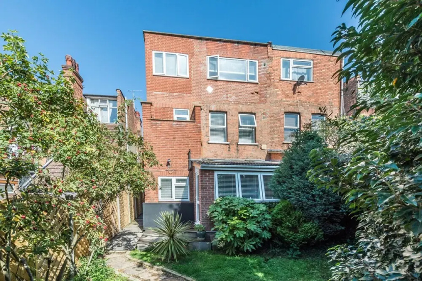 Stylish Apartment 12 Minutes Tube to Oxford Street With Free Wifi and air con — забронировать отель в Лондоне