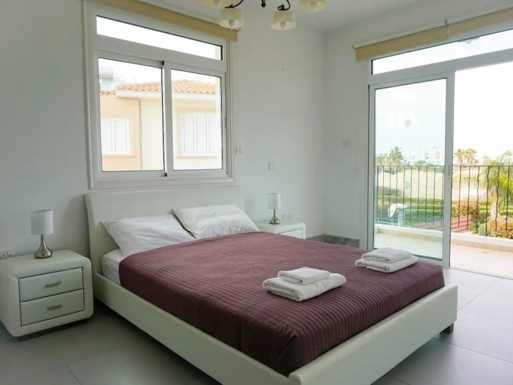 Beach Front Bella Vista - Superb Villa 10 min walk to Fig tree bay — отель с удобным расположением в Протарас