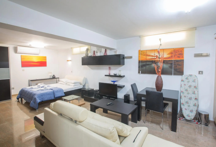 Villa Naomi, Beautiful 4bdr Central Protaras Villa with Private Pool — отель с удобным расположением в Протарас