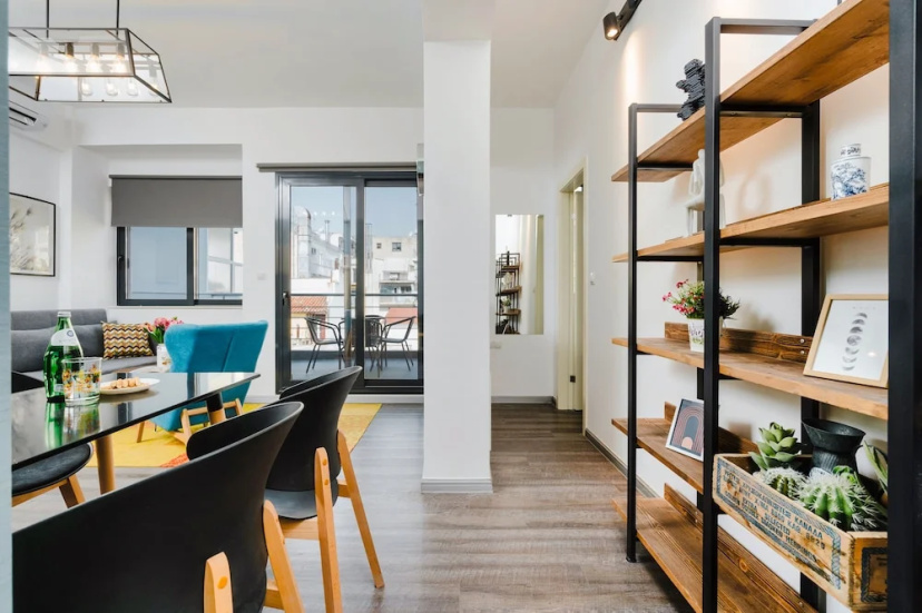 Sanders Home Suites - Bright Downtown 2-bdr. Apt — отель с удобным расположением в Афины