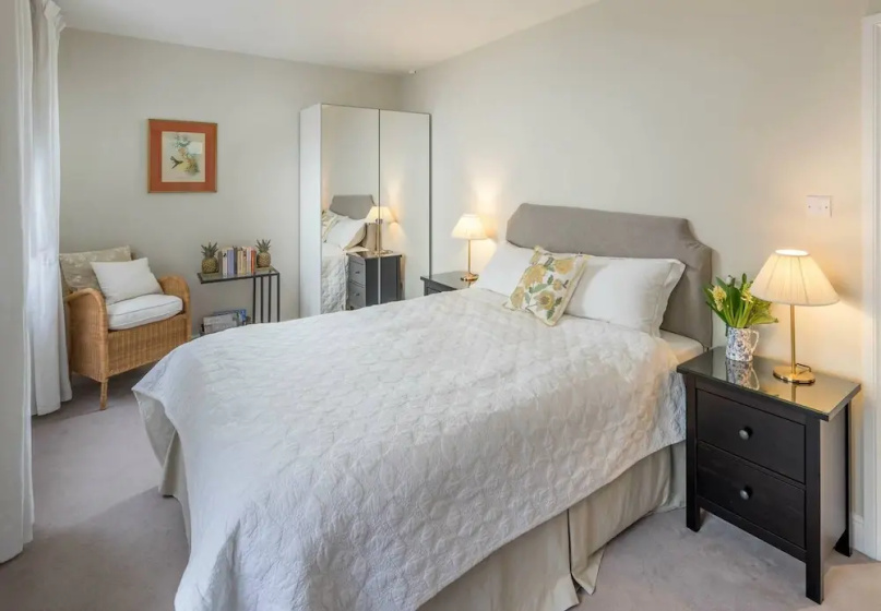 Bright Flat for 6, Near Victoria and Warwick sq — отель с удобствами в Лондоне