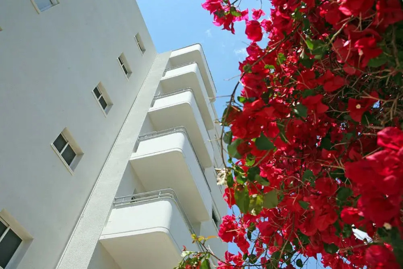 Corina Suites and Apartments — забронировать отель в Лимассол