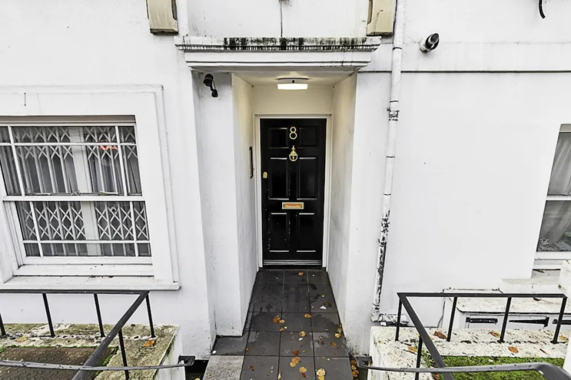 Beautiful Two Bed Abode Near Chelsea — забронировать отель в Лондоне
