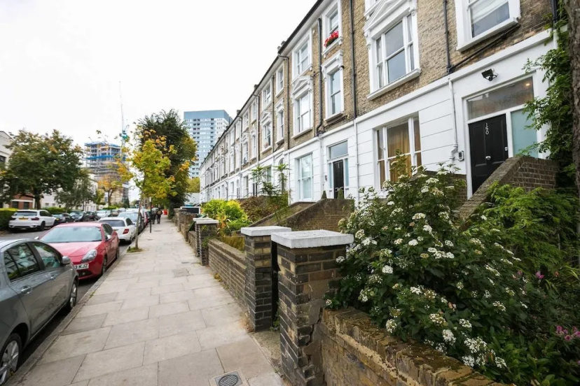 2 BED Flat in Swiss Cottage — отель с удобным расположением в Лондоне