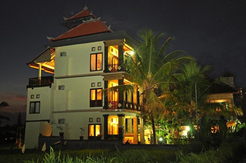 Three Dewis Guest House — отель с удобствами в Убуде