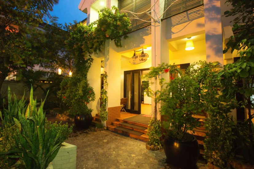 Цены на East West Villa в Дананге