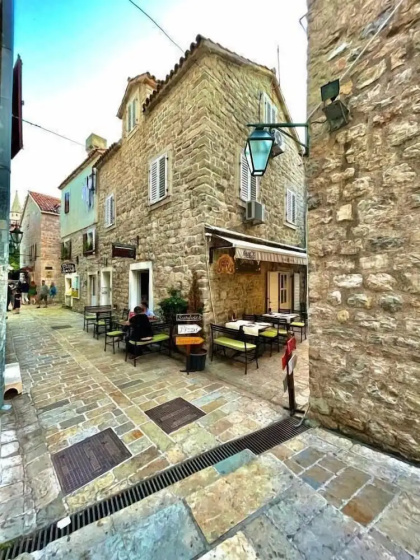 Family Two bedroom House Old Town Budva — отель с удобным расположением в Будва
