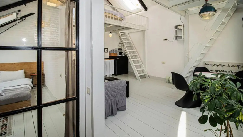 2BR Mezzanine style apartment w Patio — отель в Тбилиси, Грузия