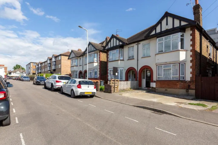 Цены на Charming 3-bed Apartment in Romford в Лондоне