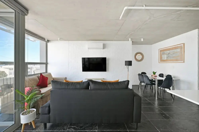Цены на Modern Living Mountain Ocean View 100m to Beach в Кейптауне
