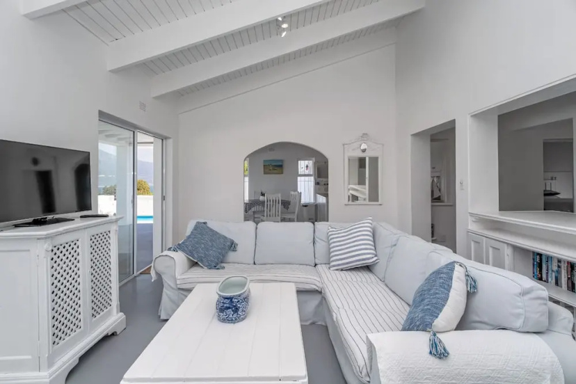 Цены на Unwind in Coastal Charm at Villa Santorini в Кейптауне