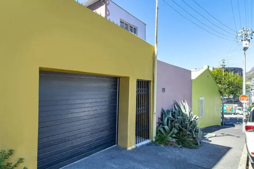 Funky Pet Friendly 2-bedroom Escape Bo-kaap — отель с удобствами в Кейптауне