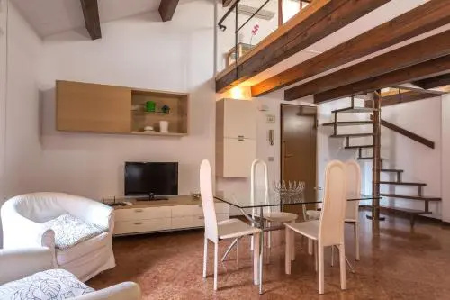 Home Venice Apartments - Penthouse — отель с удобствами в Венеции