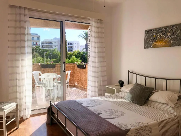 1 bedroom flat, prime location near sea, sleeps 4 — отель с удобствами в Лимассол