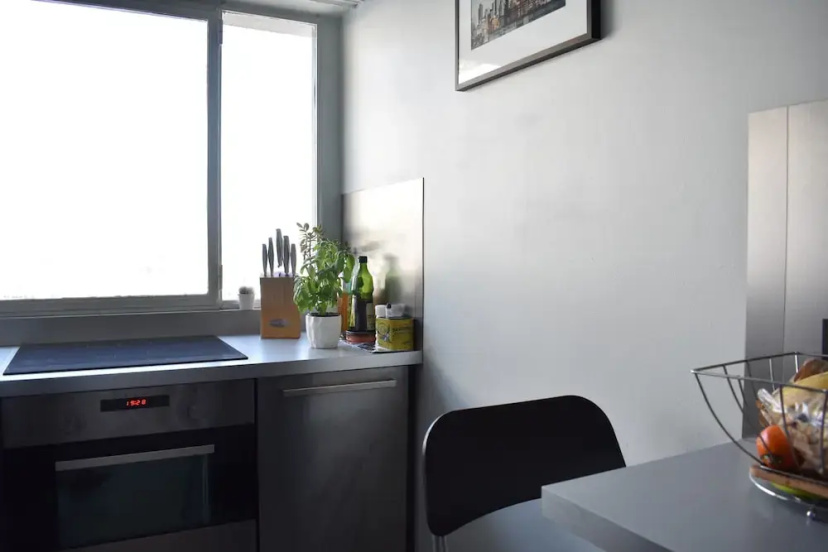 Top Floor 1 Bedroom Apartment Near Gare de Lyon — комфортный отель в Париже