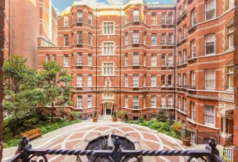 Цены на 2 Bedroom Apartment in The Heart of Westminster в Лондоне