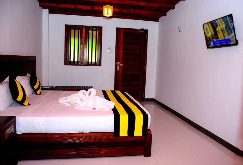 Сравните цены на Happy Banana Hotel & Restaurant в Унаватуна