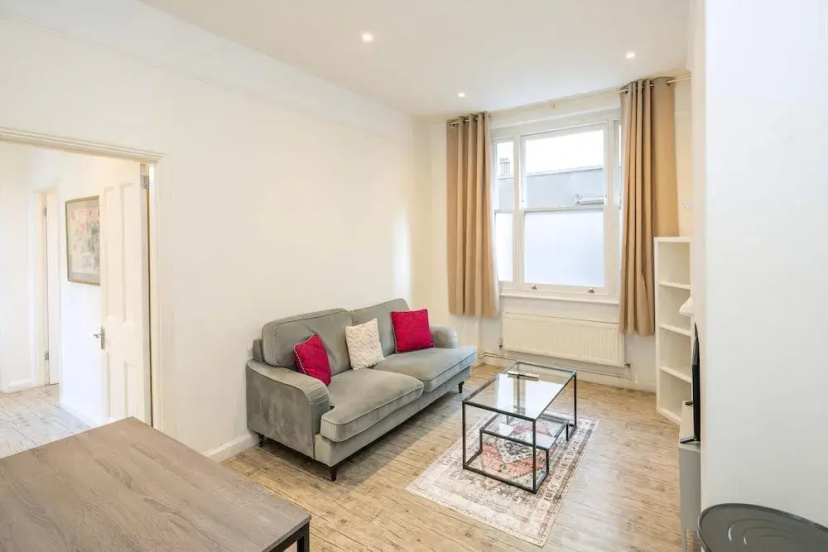 Central London 3 Bed Gem Near Oxford Street — забронировать отель в Лондоне