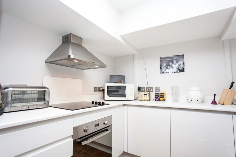 Цены на Contemporary 3 Bedroom Apartment In Battersea в Лондоне
