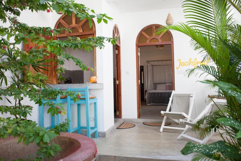 Banana Leaf Apartments — отель с удобным расположением в Хиккадува